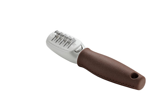 SPA HUNTER C DESENREDANTE CUCHILLA HUNTER  x 1 El SPA Hunter C Desenredante Cuchilla es una herramienta especializada para eliminar nudos y enredos difíciles en el pelaje de tu mascota. Su diseño con cuchillas seguras permite cortar suavemente los