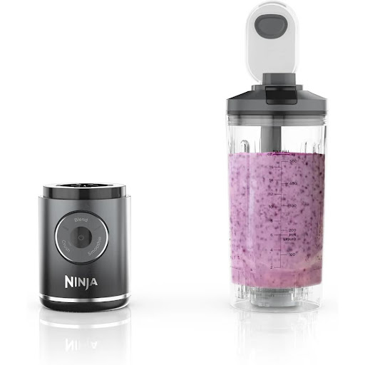 Licuadora Portatil Recargable Ninja Blast Max Bc251gy Gris Frio Shark Ninja Caja x 1 Presentamos el Ninja Blast?Max (modelo BC251GY): el poder imparable de una licuadora de alto rendimiento, ahora sin cable. Ideal para quienes llevan un estilo de vida activo, esta licuadora personal c
