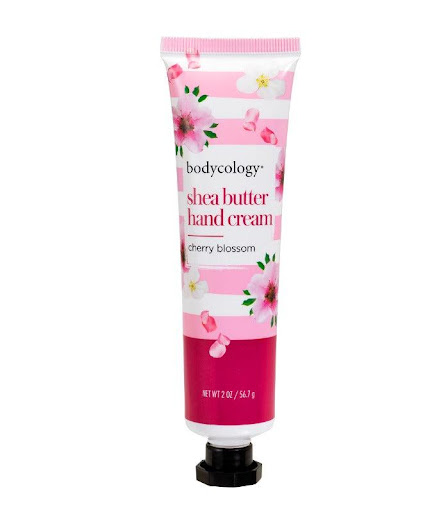 Bodycology Cherry Blossom Hand Cream 2oz 56,7g Bodycology  x 1 Experimenta el maravilloso y radiante aroma de las flores de cerezo enrojecidas con el aroma de Cherry Blossom de Bodycology. Aumenta la flexibilidad, nutre y acondiciona la piel. Cura la sequedad y a
