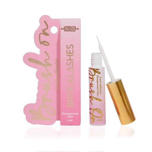 Adhesivo Transparente Brush On para Pestañas Postizas Lash Bryka Lashes Bryka Botella x 1unidad Adhesivo Brush On clear diseñado para pestañas enteras o de tira; contiene 5 ml de fórmula avanzada de alta resistencia y antidespegues. Su textura transparente se integra de manera natural y no deja 