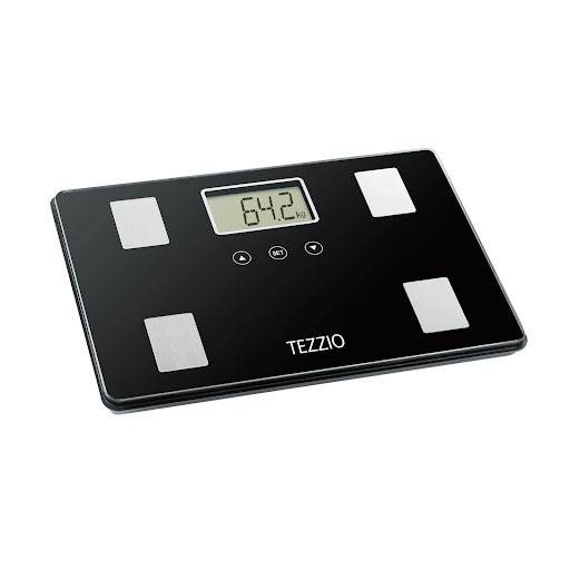 Báscula Digital Tezzio 5 Funciones Tezzio Caja x 1 Báscula digital de alta precisión para uso doméstico. Calcula masa corporal, grasa, agua, masa muscular y ósea. Muestra datos en pantalla LCD y permite seleccionar unidades (kg, lb, stone). Capacidad 