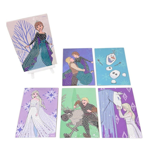 Set Figuras x 6 Pinta con Diamantes con stand Frozen  Bodega Ilusión Disney Caja Carton x 1 Descubre el arte pintar con diamantes con tu personaje favorito de Disney. Fomenta aquellas habilidades manuales de tu hijo con estos increíbles productos que les permitirán convertirse en artistas.
C