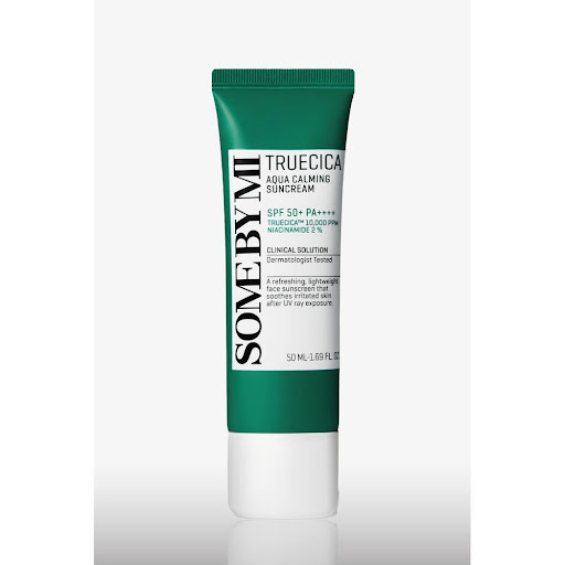 Truecica Aqua Calming Suncream SPF+ PA++++ Protector Solar Some By Mi Tubo de 50 ml x 1 Crema solar respetuosa con los arrecifes de coral que protege la piel de los rayos UV con un amplio espectro SPF 50+ PA++++. Formulada con un 79% de agua para proporcionar una hidratación completa y d
