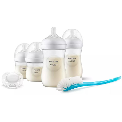Set de Regalo Philips AVENT Natural Response para bebé 125/ 4 oz con flujo 2, 260 ml/ 9 oz con flujo 3 (tetina 0 m+), SCD838/11 Avent Caja x 6 Set Avent para recién nacidos con biberones anticólicos, chupete y cepillo de limpieza. Diseño pensado para una alimentación cómoda y sin cólicos desde el primer día.