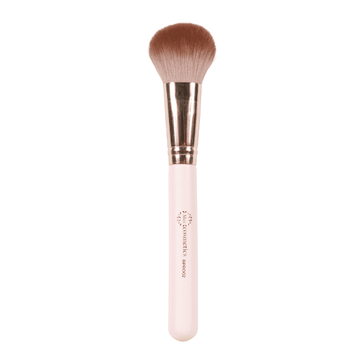 Brocha Para Bronzer Colección Pro Miis Cosmetics MIIS COSMETICS Brocha para bronzer x 1 Cerdas sintéticas suaves pero firmes, diseñadas para definir y esculpir el rostro con precisión. Con su cabeza angulada, se adapta perfectamente a los contornos del rostro, permitiendo aplicar product