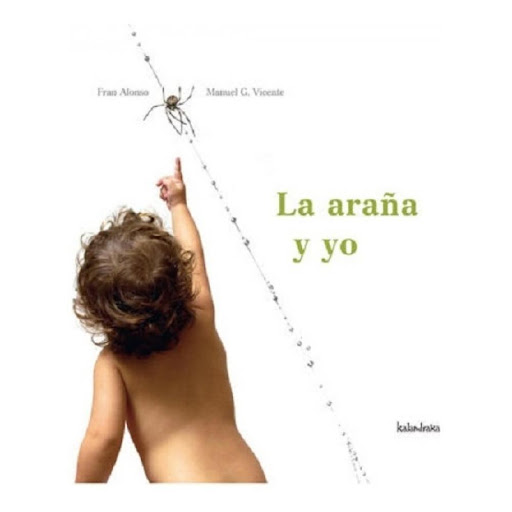 La Araña Y Yo Kalandraka Libro x 1.0 LA ARAÑA Y YO    Un día alegre, de repente, una araña gorda y fea... saltó desde el cielo para aterrizar en mi cuerpo. La descarada, primero exploró mi dedo gordo del pie, abultado como un kiwi. Despu