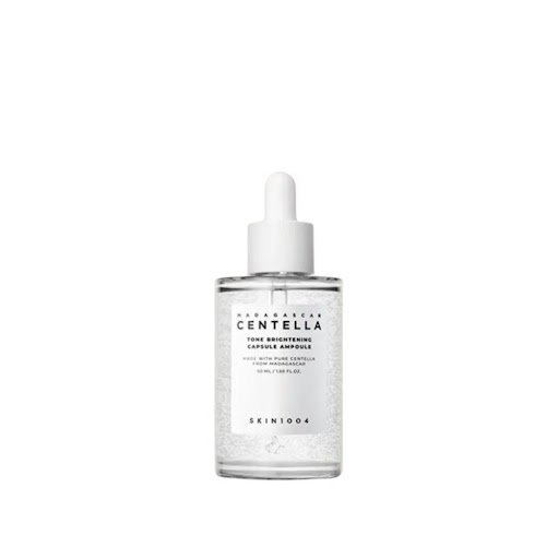 Madagascar Centella Tone Brightening Capsule Ampoule Skin1004 Botella x 50ml Es una ampolla iluminadora diseñada para unificar el tono de la piel y devolverle su vitalidad natural. Su fórmula avanzada con cápsulas microencapsuladas se activa al contacto con la piel, liberando 