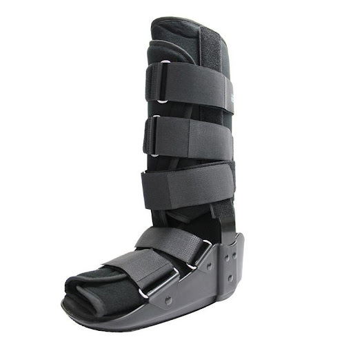 Inmovilizador De Tobillo Xlarge Rígido Recovery Individual x 1 Inmovilizador de tobillo tipo bota larga, brinda un soporte rígido y seguro para ayudar a caminar sin los riesgos de incrementar la lesión del pie, suela ergonómicamente diseñada para facilitar el mov