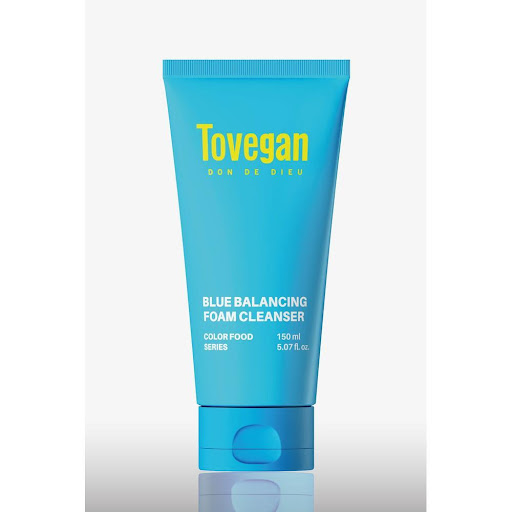 Blue Balancing Foam Cleanser Tovegan Espuma limpiadora en botella de 150 ml x 1 Una espuma limpiadora suave y efectiva formulada con extracto de arándano silvestre, conocido por sus potentes propiedades antioxidantes y antiinflamatorias. Este limpiador ayuda a calmar la piel irri