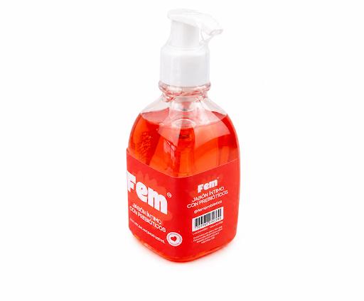 Jabón Intimo FEM Envase plástico transparente con dispensador tipo pump.Contenido líquido en tono coral.Etiqueta frontal roja con logo “Fem” en blanco.Formato práctico para uso diario. x 1 Jabón intimo, ayuda a mantener el equilibrio de la microbiota, previene malos olores y brinda frescura prolongada