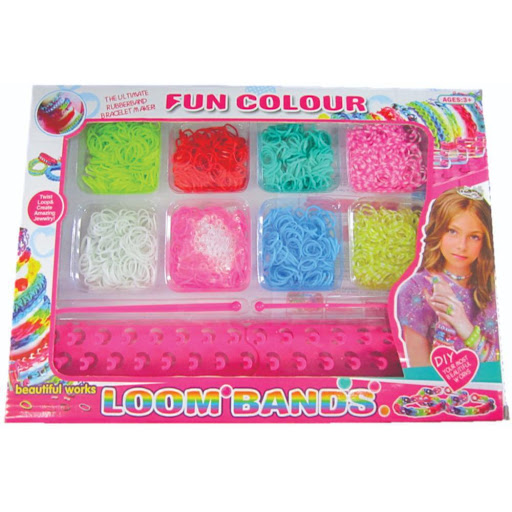 Set Pulseras Fu Colour Caja Plasticos Asociados  x 1 Este set de pulseras es perfecto para que los niños exploren su creatividad y experimenten con la creación de accesorios únicos. Con una gran variedad de colores y diseños, permite que los pequeños di