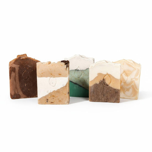 Jabón Artesanal Corporal con Cacay 100gr Kahai 100 x 1 KAHAI SOAP – JABONES DE CACAY

El poder del aceite de cacay, con una mezcla de aceites vegetales (almendra, coco, ricino, soja y palma) se han saponificado y añadido ingredientes naturales (canela en 