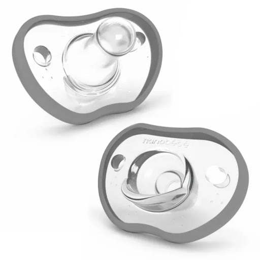 Chupo flexy | 3+ meses | Gris Nanobébé Caja x 2 Estos chupetes de silicona, suaves y flexibles, calman y tranquilizan a su bebé, a la vez que son duraderos y fáciles de limpiar, especialmente en nuestro esterilizador de vapor para microondas.Alguna