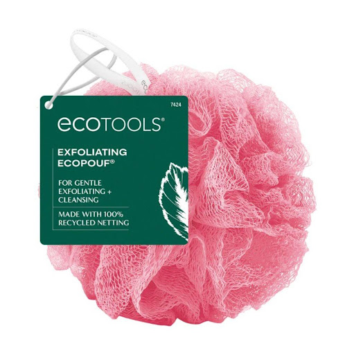 Esponja de baño exfoliante EcoPouf, colores surtidos ECO TOOLS Unidad x 1 El EcoPouf exfoliante EcoTools está diseñado con una red texturizada exfoliante reciclada para eliminar las células muertas de la piel y lograr una limpieza profunda y completa. Fabricado con una red 