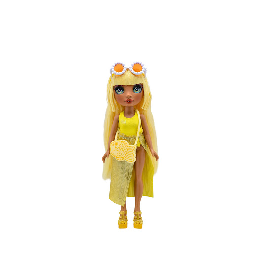 Muñeca Rainbow High Día de Verano Sunny Rainbow High Caja x 1 La Muñeca Rainbow High Swim and Style Sunny es la compañera ideal para un día de sol y playa. Con su cabello en fibras fáciles de peinar que mantiene su forma, Sunny siempre está lista para brillar. E