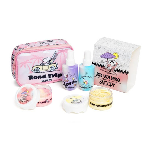 KIT VIAJERO SNOOPY FILAJ BEUTY  (BODY MIST - PERFUME PARA EL PELO - EXFOLIANTE  - BODY BUTTER + COSMETIQUERA) FILAJ BEUTY  COSMETIQUERA x 5 ¡Lleva la ternura de Snoopy a todas partes! Este kit de Filaj Beauty es el combo perfecto para brillar: incluye Body Mist, Perfume para Pelo, Exfoliante, Body Butter y una cosmetiquera de colección. ✨