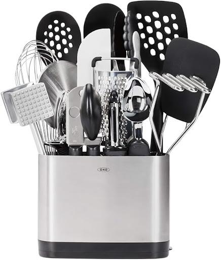 Set de 15 utensilios cocina OXO Good Grips acero inoxidable con soporte Oxo Caja x 15 Colección de utensilios esenciales con mangos antideslizantes y soporte organizador. Fabricados en acero inoxidable duradero para uso diario.