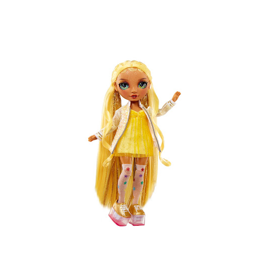 Muñeca Clásica Rainbow High Sunny Rainbow High Caja x 1 Descubre la alegría y el brillo con la ;Muñeca Rainbow Sunny, con su cabello fácil de peinar que siempre luce radiante, está lista para iluminar tu día. Vestida con un encantador outfit de escuela, Su