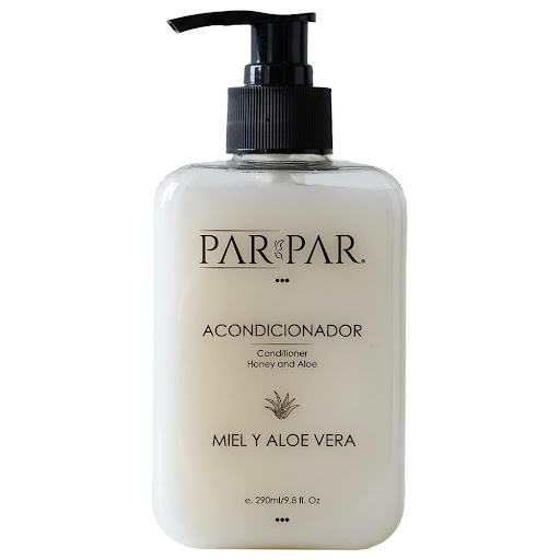 Acondicionador Miel y Aloe Vera 290ml PARPAR Tipo de envase: PET Biodegradable x 1.0 El Acondicionador PARPAR de Miel y Aloe Vera hidrata profundamente el pelo seco o maltratado, restaurando la suavidad y el brillo natural desde la primera aplicación. Su fórmula cremosa desenreda con 