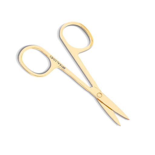 Tijera Mini Dorada Bryka Bolsa x 1unidad Tijera mini dorada para recortar el exceso de las pestañas de manera precisa y adaptarlas a la medida de cada ojo; fáciles de limpiar y de tamaño práctico para viajar.
