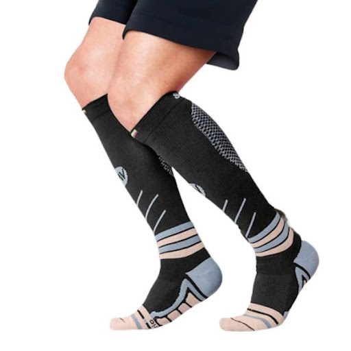 CALCETIN DEPORTIVO T/L NEGRO GRIS MEDIVARIC  x 1 Calcetín deportivo, color negro con gris, diseñado para ofrecer comodidad, soporte y transpirabilidad durante la actividad física. Ideal para personas con un estilo de vida activo, su tejido técnico a
