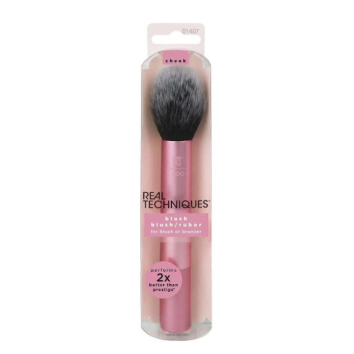 Brocha de maquillaje Ultra Plush para rubor Real Techniques REAL TECHNIQUES Estuche x 1 La brocha de maquillaje Ultra Plush Blush de Real Techniques combina materiales de alta tecnología con un diseño innovador para que crear un look perfecto sea más fácil que nunca. Las cerdas sintética