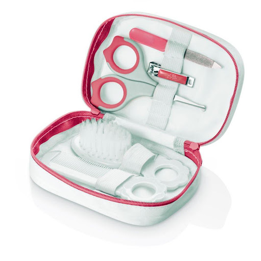 KIT DE HIGIENE ROSA MULTIKIDS BABY BLISTER x 1 KIT DE HIGIENE ROSA
"¡Mantén a tu bebé siempre limpio! Con el Kit de Higiene Estarás completamente preparada para cuidar la higiene de tu bebé. Cortaúñas y tijeras
con bordes redondeados y lima para a