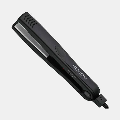 Plancha De cabello Revlon con 1 placa de ceramica Revlon Caja x 1 Disfruta de un alisado uniforme y sin frizz gracias a su placa de cerámica que distribuye el calor de manera constante, protegiendo el cabello y dejando un brillo natural.