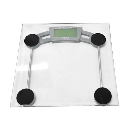 Báscula Digital Tezzio Plataforma en Vidrio Tezzio Caja x 1 Báscula digital para uso doméstico con 4 sensores de alta precisión. Ofrece capacidad de 3 a 150 kg, graduación de 100 g y selección de unidades (kg, lb, st). Pantalla LCD de 4 dígitos (68×34 mm) inte
