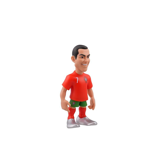 Minix Figura Coleccionable Futbolista Cristiano Ronaldo Portugal 12 cms MINIX Caja x 1 La figura coleccionable de Cristiano Ronaldo, leyenda del fútbol y estrella de Portugal, es ideal para los fanáticos del deporte. Hecha de PVC de alta calidad, con estructura rígida y acabados detalla