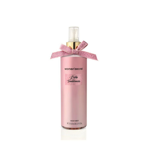 Body Mist Women Secret Lady Tenderness Splash 250ML WOMEN SECRET caja x 1 Un delicioso comienzo afrutado, que sigue con un corazón que combina notas florales y gourmad, Finalmente, una base amaderada de vainilla firma un cóctel elegante, tierno y perfecto para una ocasión e