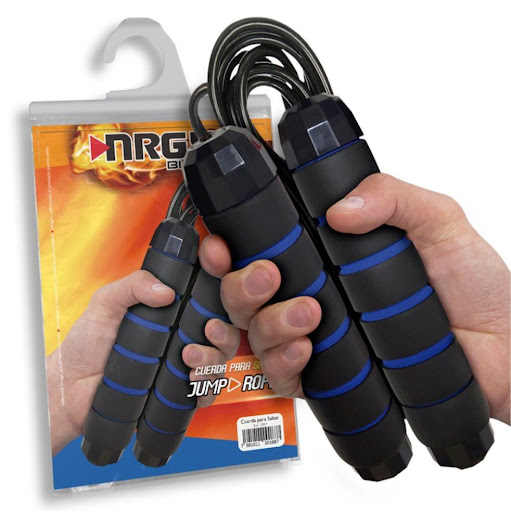 Cuerda para Saltar PURA+ Empaque por 1 unidad x 1 Cuerda para saltar de uso deportivo, diseñada para entrenamientos de cardio, coordinación y resistencia. Cuenta con mangos ergonómicos de agarre cómodo y cuerda de largo ajustable, ideal para rutinas 