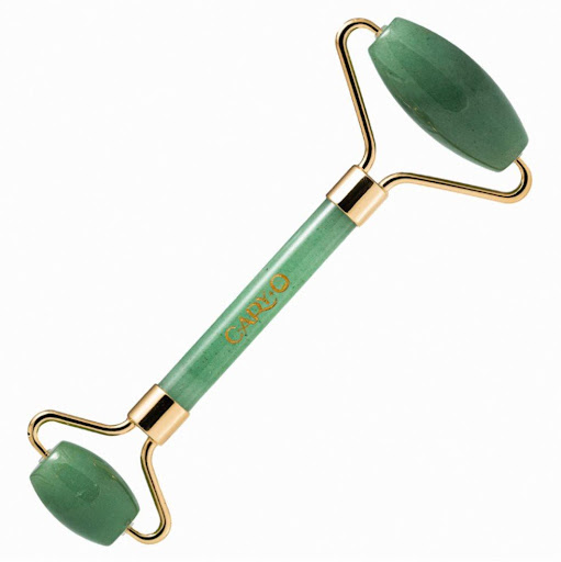 Rodillo Facial Cuarzo Verde X1und CaryO Rodillo x Und Rodillo facial elaborado en cuarzo 100% natural, disponible en cuarzo rosa o cuarzo verde. Su diseño anatómico permite adaptarse fácilmente a los contornos del rostro, facilitando el masaje en pómulos