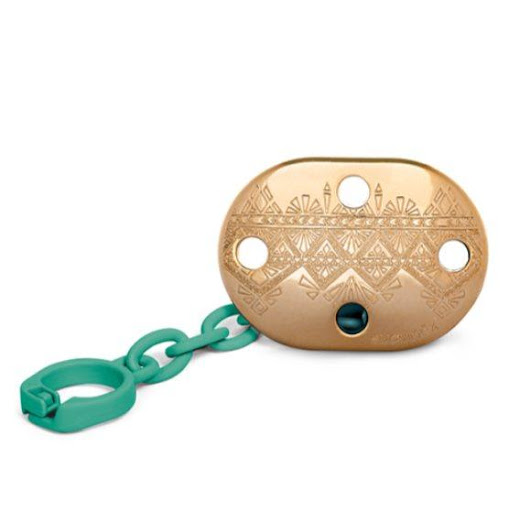 Suavinex Broche Couture Verde Suavinex Caja x 1 Elegancia y seguridad en un solo accesorio. El Broche Couture de Suavinex no solo mantiene el chupete siempre a mano, sino que añade un toque de estilo único a cada look de tu bebé. Su diseño exclusiv