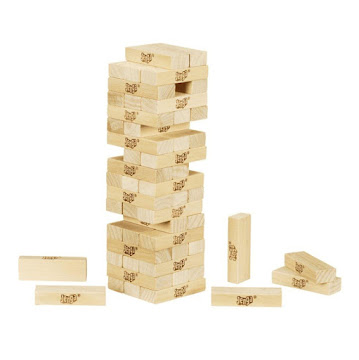 Jenga Classic Hasbro Gaming Caja x 1 Jenga Classic es un juego de habilidad donde los jugadores deben retirar bloques de una torre sin que esta se derrumbe. El objetivo es mantener la torre en pie mientras se va apilando y retirando bloq