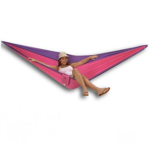 HAMACA MATRIMONIAL ROSADA / MORADA Tukeke Bolsa x 1 Se guarda súper compacto dentro de su propio bolsillo. Por lo que es muy fácil de llevar a donde quieras-  Tejido de Nylon respirable y de alta resistencia, con triple costura para aumentar su durabil