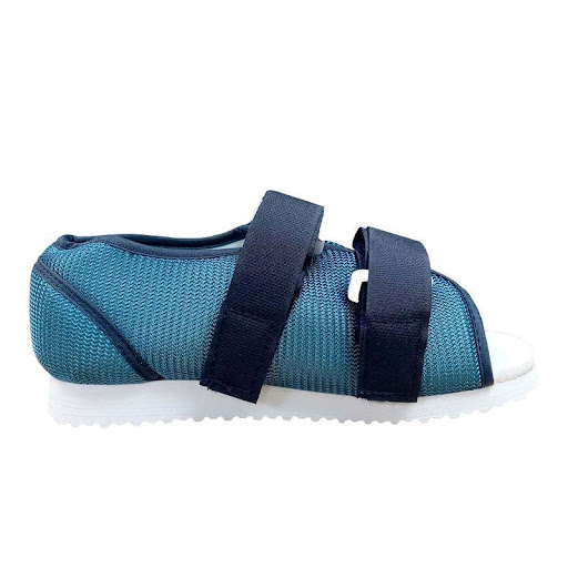 Zapato Yeso Postoperatorio Dama Medium Recovery  x 1 Está diseñado para proporcionar comodidad y estabilidad durante la recuperación postoperatoria. Cuenta con una suela antideslizante y correas de velcro ajustables, lo que permite un ajuste seguro y pe