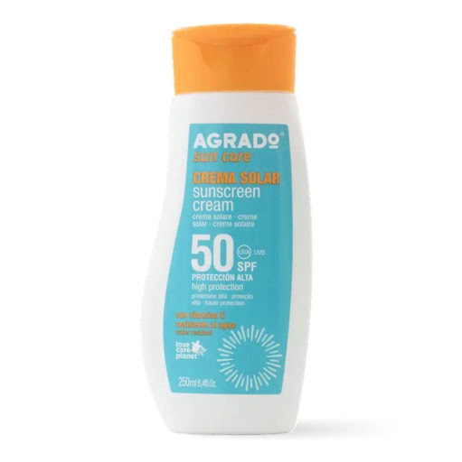 Crema Solar SPF50 Agrado 250 ml AGRADO BOTELLA x 1 Protege tu piel durante la exposición al sol con la Crema Solar Agrado SPF50 250 ml. Su fórmula vegana de rápida absorción ofrece alta protección SPF50, ayudando a proteger la piel frente a los rayos 
