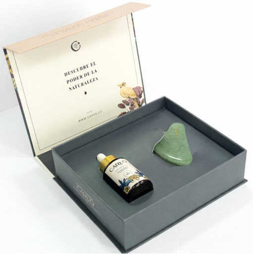 Kit Yoga Facial, Aceite de Cacay + Gua Sha X 1und CaryO Caja x Und El Kit de Yoga Facial CaryO está diseñado para optimizar el cuidado del rostro a través de una rutina integral que combina masaje facial y nutrición profunda, ayudando a mejorar la elasticidad, firmez