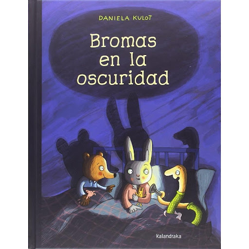 Bromas En La Oscuridad (t.d) Kalandraka Libro x 1.0 BROMAS EN LA OSCURIDAD  Tres pequeños amigos -un oso, una liebre y un gusano- celebran su primera noche juntos en casa de uno de ellos. Dormir en un lugar ajeno al propio hogar, ir a un campamento o p