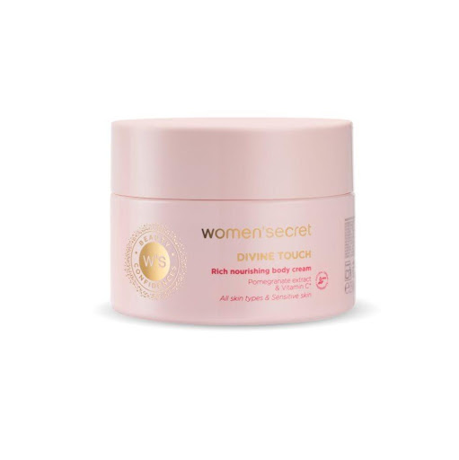  Women Secret Crema Humectante Corporal Divine Touch 250ml WOMEN SECRET Caja x 1 Nutre e hidrata, enriquecida con ácido hialurónico, extracto de fruta de la pasión, manteca de karité y pigmentos minerales. Su textura ligera y sedosa deja la piel delicadamente perfumada con un acab