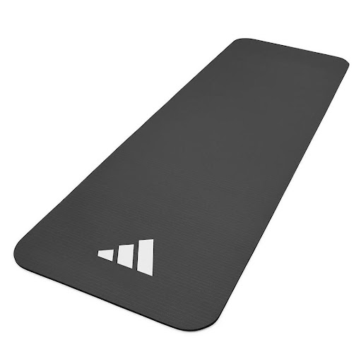 Colchoneta Deportiva ADIDAS Negro 10 mm ADIDAS Individual x 1 Lleva tu entrenamiento al siguiente nivel con la colchoneta fitness Mat Adidas de 10 mm Negro, su diseño suave y acolchado, combinado con una base acanalada, te brinda estabilidad y tracción para una 