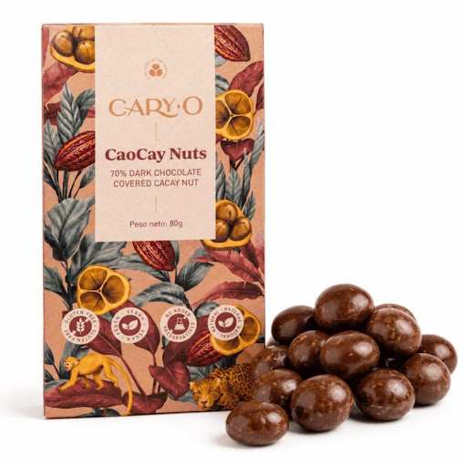 Caocay Nuts, 70% Dark Chocolate X 80g CaryO Caocay Nuts 80g 65% Dark Chocolate x 1 Grageas de chocolate negro 70% de cacao colombiano con trozos de nuez de cacay, que combinan nutrición y sabor en un snack natural y consciente. El cacay es un superalimento rico en proteína, omegas y