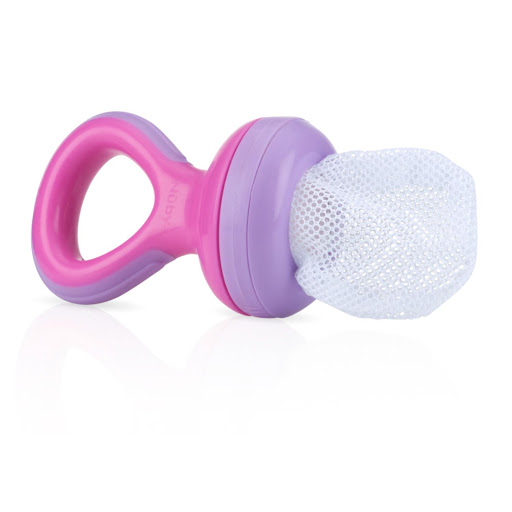 Alimentador Con Orificio En El Mango Rosa Nuby Blister x 1 Alimentador de semisolidos The Nibbler, para bebés de 10 meses en adelante. Ofrece una forma más limpia y fácil de proveer alimentos semisólidos como frutas congeladas, frutas frescas, galletas, verdu