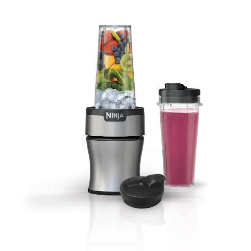 Licuadora Personal Ninja - Nutri-Blender 700 W Shark Ninja Caja x 1 La Ninja® Nutri-Blender 700 W es tu mejor aliada para preparar batidos saludables, smoothies y bebidas heladas en segundos. Su sistema de cuchillas Pro Extractor Blades® descompone frutas, verduras e 