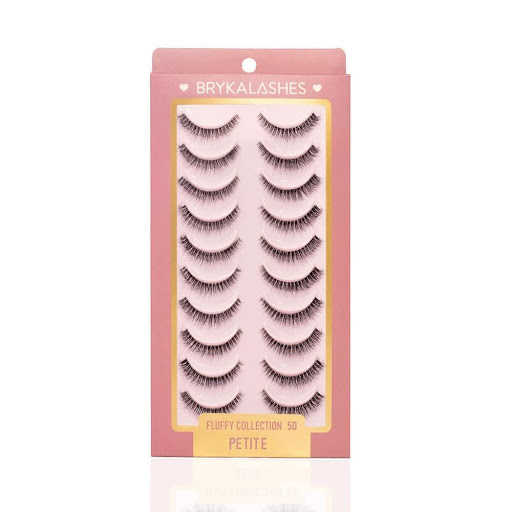 Pestañas Postizas Petite -10 Pares Bryka Caja x 10pares Pestañas enteras 5D con banda suave, reutilizables entre 15 y 20 posturas. Tamaño 6–10 mm. Presentación: caja de 10 pares. Ideales para ojos pequeños y medianos, ojos hacia abajo y piel madura para un