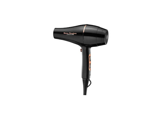 SECADOR NANO TITANIUM BLACK ROSE GOLD BaBylissPRO Caja x Und Motor Semi profesional 2000 WATTS
4 Niveles de velocidad/temperatura
Botón de aire frío
Rejilla de flujo de aire
Filtro removible