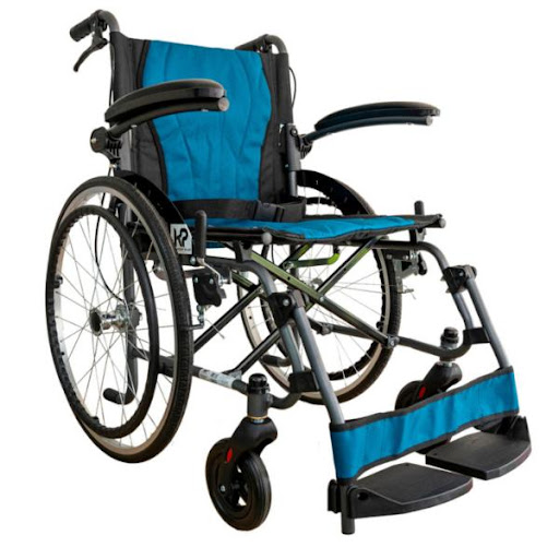 SILLA DE RUEDAS CON APOYABRAZOS ABATIBLES KBE 9630L COLOR IMPOr Impormedical Individual x 1 Silla de ruedas plegable con estructura de aluminio, lo que la hace ligera y resistente. Cuenta con reposapiés, apoyabrazos y asas de empuje abatibles, facilitando su transporte y almacenamiento. Incl