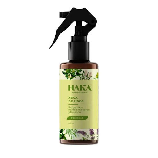 Agua Linos Haka con Bergamota x 200 ml Haka Spray x 200 ml El agua de linos Haka con Bergamota evoca Felicidad, está enriquecida con aceites esenciales de Bergamota, Té Verde y Lavanda a para traer aromas y experiencias únicas a tus espacios.Por su contenido 