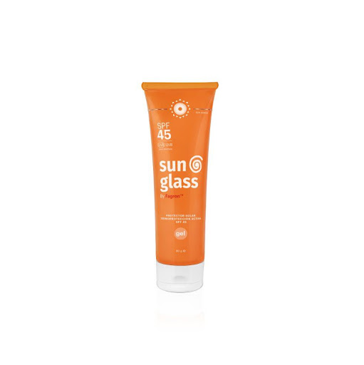 Protector Solar Fagron Sunglass gel SPF 45 tubo colapsible 80 g SUNGLASS TUBO COLAPSIBLE x 80 G SUNGLASS GEL, reúne una nueva era de filtros químicos, altamente eficientes, fotoestables y seguros que combinados con ultradispersiones de Óxido de Zinc y Dióxido de Titanio, permiten una protección 
